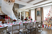 Festlich gedeckter Tisch in Rot und Weiß im eleganten Wohnraum