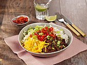 Gabelfertige Beef Bowl mit Reis, Tomaten und Cheddar