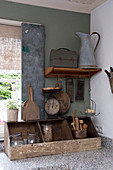 Alter Holzkasten mit Vintage Küchenwaage