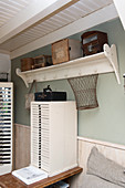 Vintage Schubladenbox unter Garderobe