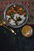 Seitan-Curry mit Pilzen, Paprika, Reis dazu Linsen-Dal (Indien)