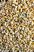 Popcorn mit Rosmarin, Knoblauch und Chili