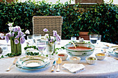 Gazpacho auf sommerlich gedecktem Tisch im Garten