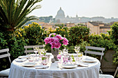 Festlich gedeckter Tisch, mit Blick auf Rom im Hintergrund