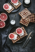 Waffeln mit Sahne und Pink Grapefruit