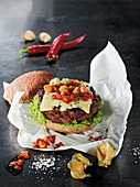 Beefburger mit Zuchini-Walnussbrötchen und Physalis-Relish
