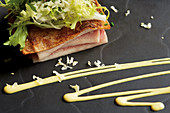 Aal mit Frisee-Salat und Senf-Emulsion