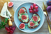 Grilled bread with gorgonzola, figs and grapes