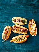 Fünf verschiedene Hot Dogs (japanisch, Danish Polser, Queensland Snag, argentinischer Choripan)