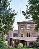 Englisches Backsteinhaus mit modernem Anbau und Garten