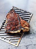 Gebeeftes Porterhouse-Steak auf Grillrost