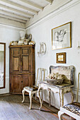 Muschelsammlung auf antikem Holztisch, Stühle und Eckschrank mit Büste im Badezimmer