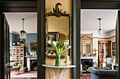 Weiße Tulpen auf Konsole mit antikem Spiegel, Blick in den Salon