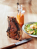 Gebeeftes Dry-Aged Roastbeef-Steak mit Bratkartoffelsalat