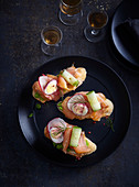 Canapés mit Lachs, Erbsen, Ei und Radieschen