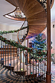 Freitragenden Treppen aus Nussbaumholz in der Eingangshalle, Weihnachtsbaum im Hintergrund