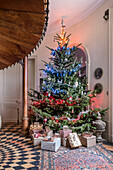 Ein drei Meter langer Weihnachtsbaum in der Eingangshalle