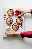 Mini tarts with tahini cream and raspberry powder