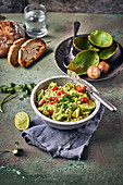 Guacamole mit Chili, Limetten und Koriandergrün