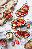 Toast mit Butter, Marmelade und frischen Erdbeeren