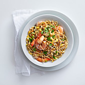 Fried noodles with prawns and peanuts