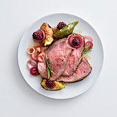 Roast beef with balsamic fruits