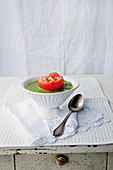 Basilikumsuppe mit gefüllter Mozzarella-Garnelen-Tomate