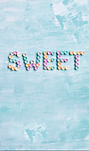 Schriftzug Sweet aus Süßigkeiten