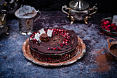 Schokoladen-Cranberry-Torte mit Granatapfelkernen