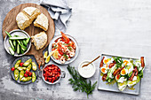 Hafer-Sodabrot, Salat mit Speck und Ei, gegrillte Avocados und Garnelen (Südamerika)