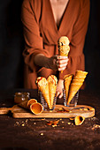 Frau hält Eistüte mit gesalzenem Karamelleis