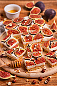 Shortcrust cake with honey figs and hazelnuts