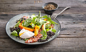 Salat mit Kürbis, schwarzen Linsen und Bacon