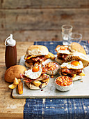 Englisches Frühstück mit Burger und Baked Beans