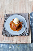 Sticky Toffee Pudding mit Pastinaken serviert mit Sauce und Vanilleeis