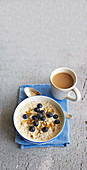 Porridge (Slow Cooking) mit Heidelbeeren zum Kaffee