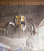 Magnet claw in recycling centre