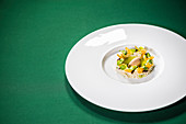 Taschenkrebssalat und Entenlebereis mit Oliven und Artischockenchips