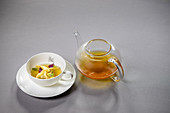 Duck Tea, eisgefiltert mit Pulled-Duck-Ravioli und Shisoblatt