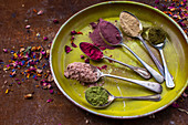 Natural food dyes for baking made from powderd edible petals