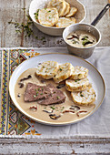 Rindfleisch mit Serviettenknödel und Waldpilzsauce