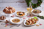 Weihnachtstisch mit Suppe, Karpfen, Pilz-Gerstenrisotto und Kuchen