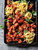One-pan tomato sauce and pasta