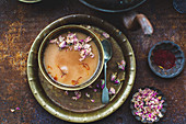 Chai-Tee mit Rosen und Safran