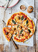 Pizza mit sizilianischen Kapern, Oliven und Sardellen