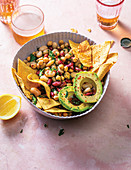 Bohnen-Kichererbsen-Mix mit Nachos und Avocado