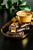 Gebäck mit Keks, Marzipan und Schokoladenmousse zum Kaffee