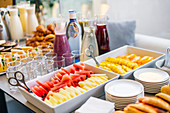 Partybuffet mit Obst und Getränken