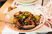 Traditionelles Ramengericht mit Löffel auf Tisch in japanischem Restaurant