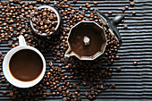 Kaffeebohnen, Espressokanne und Espressotasse